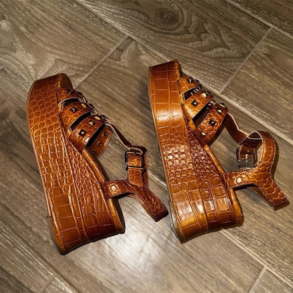 - Vince Camuto Kabria studded crocodile print  platform Sandal
In brown Size 37 - Picture 4 of 11